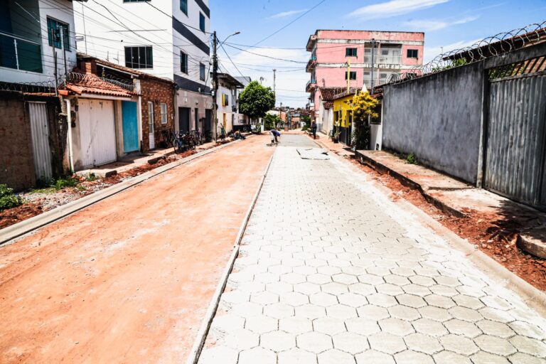 Prefeitura prossegue com pavimentação em rua de Teixeira de Freitas; veja fotos