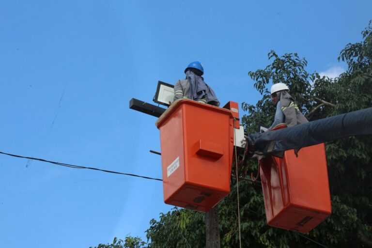 Prefeitura realiza a instalação de lâmpadas de LED em campo de Teixeira de Freitas