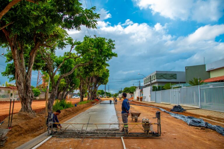 Prefeitura executa pavimentação no bairro Monte Castelo