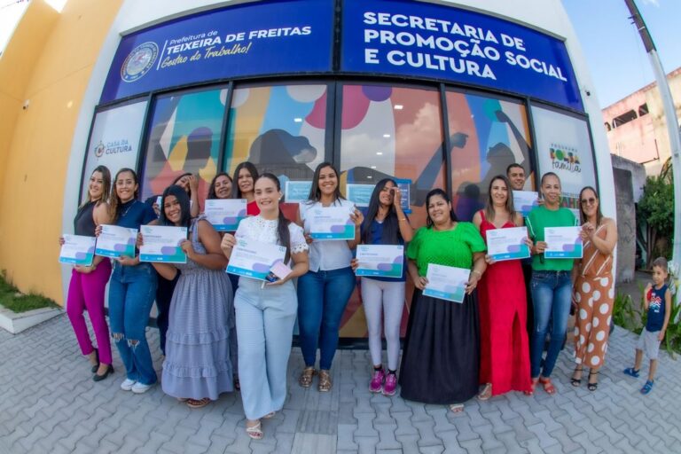 Prefeitura de Teixeira de Freitas entrega certificados a servidores capacitados no sistema Cadastro Único