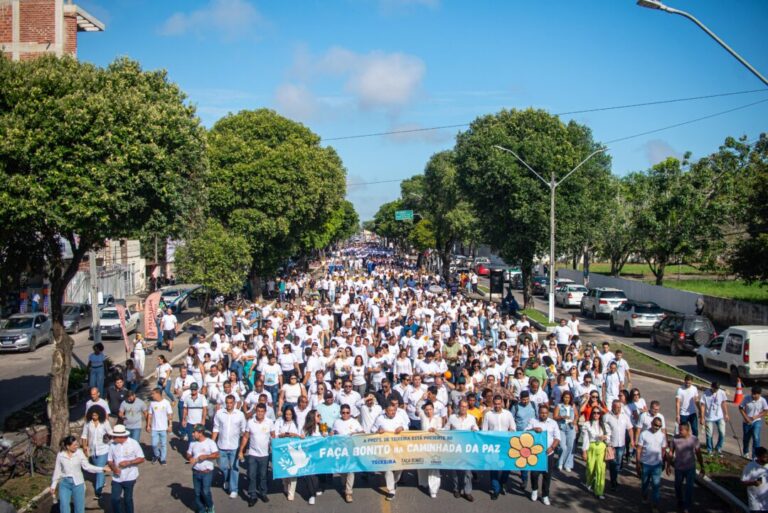 Teixeira de Freitas realizou a Caminhada da Paz em defesa dos direitos de crianças e adolescentes
