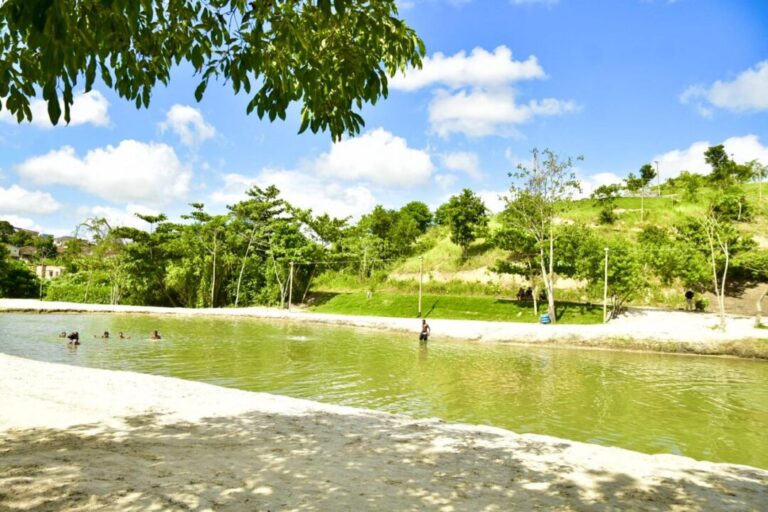 Prefeitura realiza manutenção no lago do Parque Municipal da Biquinha para garantir segurança e bem-estar