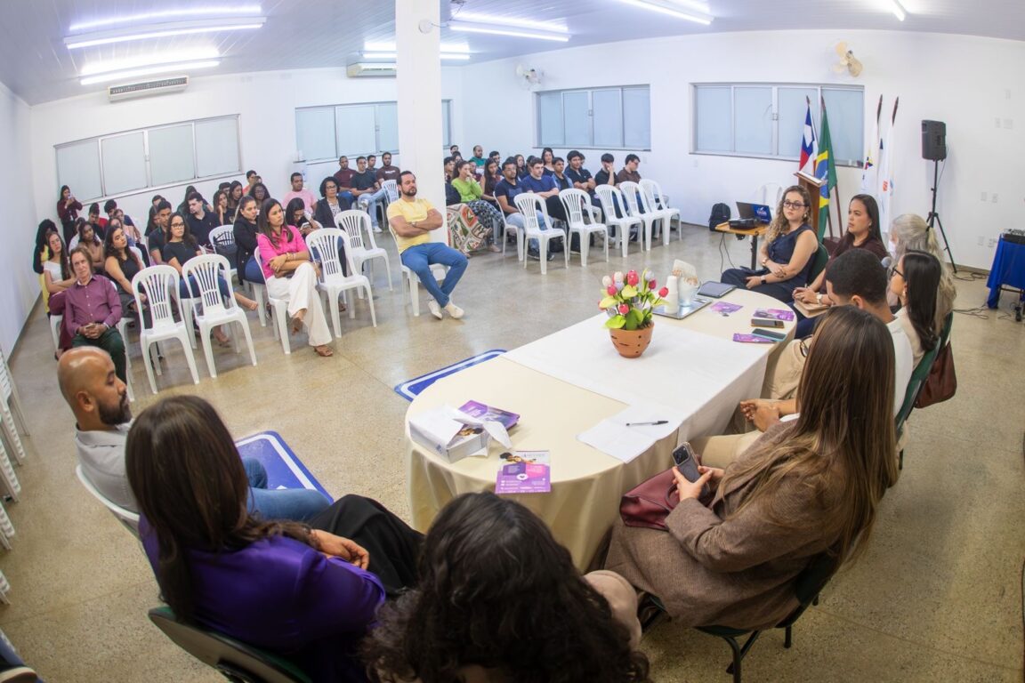 Mesa Redonda Interdisciplinar sobre Violência contra a Mulher em Teixeira de Freitas