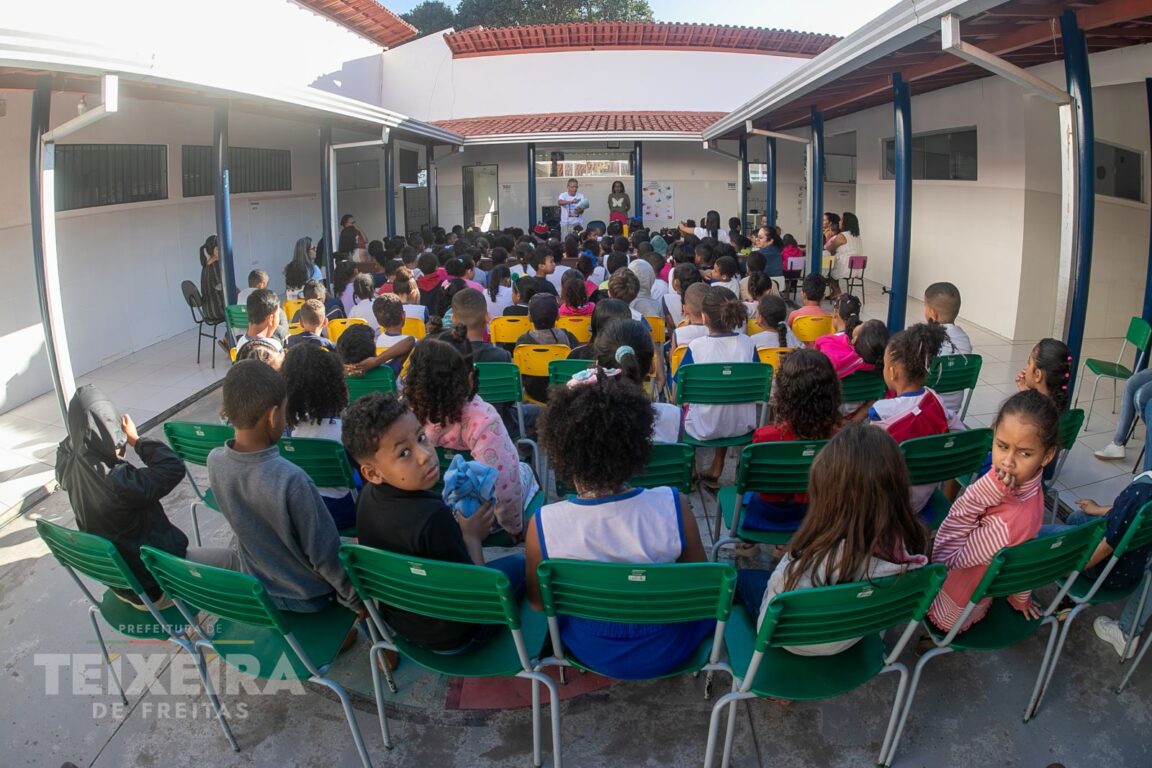 Crianças participam da contação de histórias