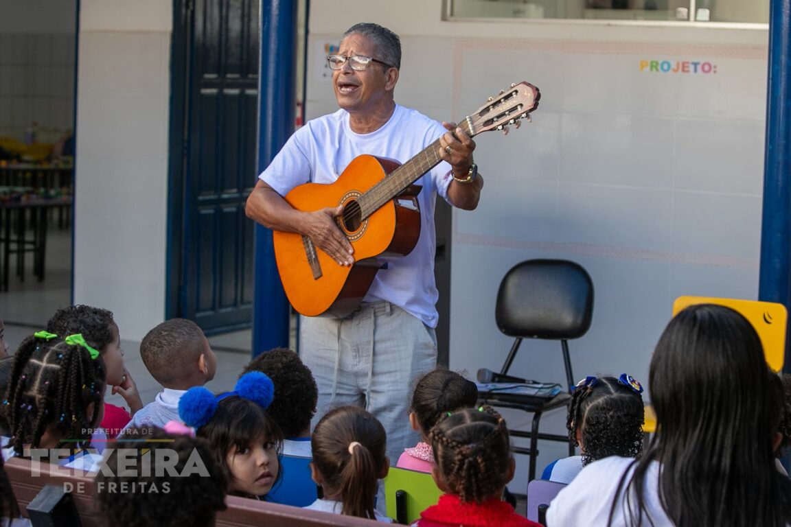 Alunos exploram livros