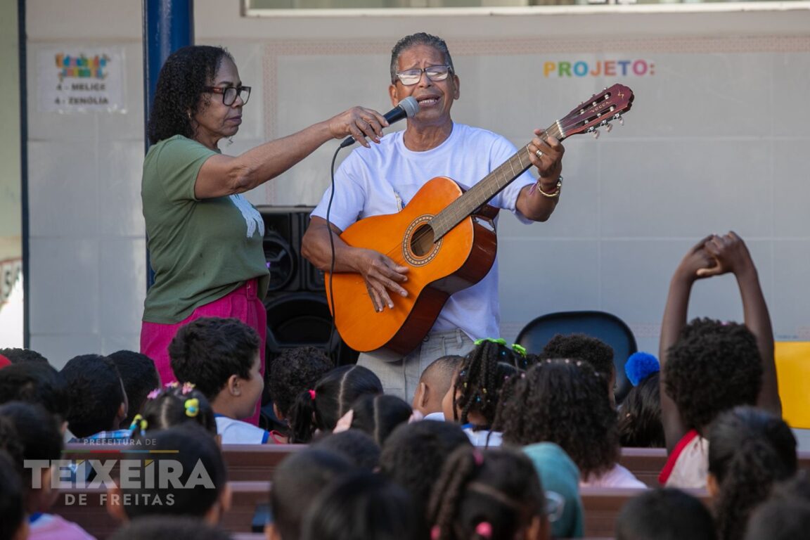 Alunos interagem com livros
