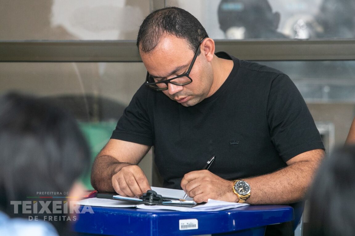 Profissional de saúde atendendo comunidade