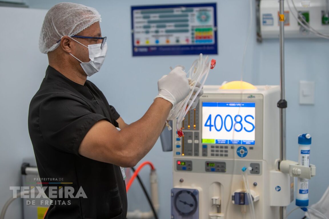 HMTF registra entre 50 e 55 sessões de hemodiálise por mês na UTI de Teixeira de Freitas 8 Profissionais acompanhando sessão de hemodiálise