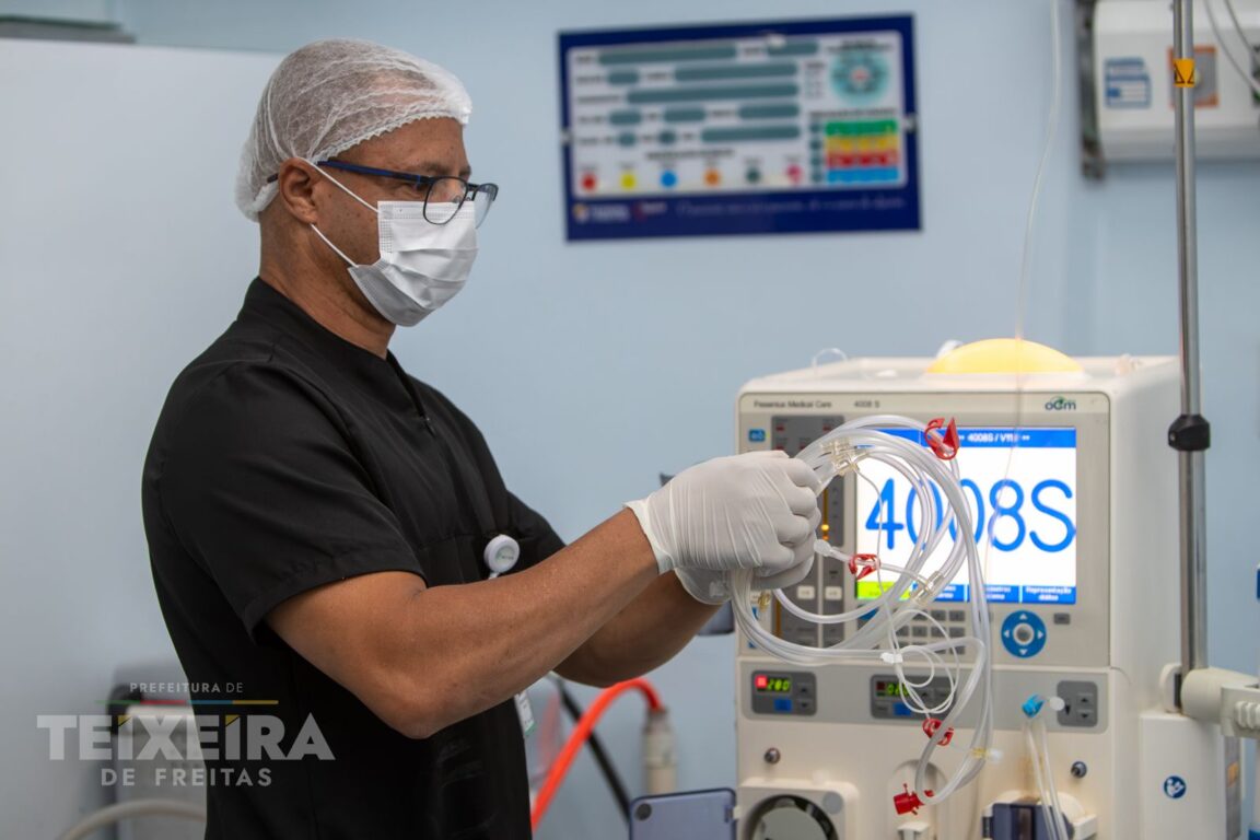 HMTF registra entre 50 e 55 sessões de hemodiálise por mês na UTI de Teixeira de Freitas 9 Equipe de enfermagem durante o procedimento de diálise