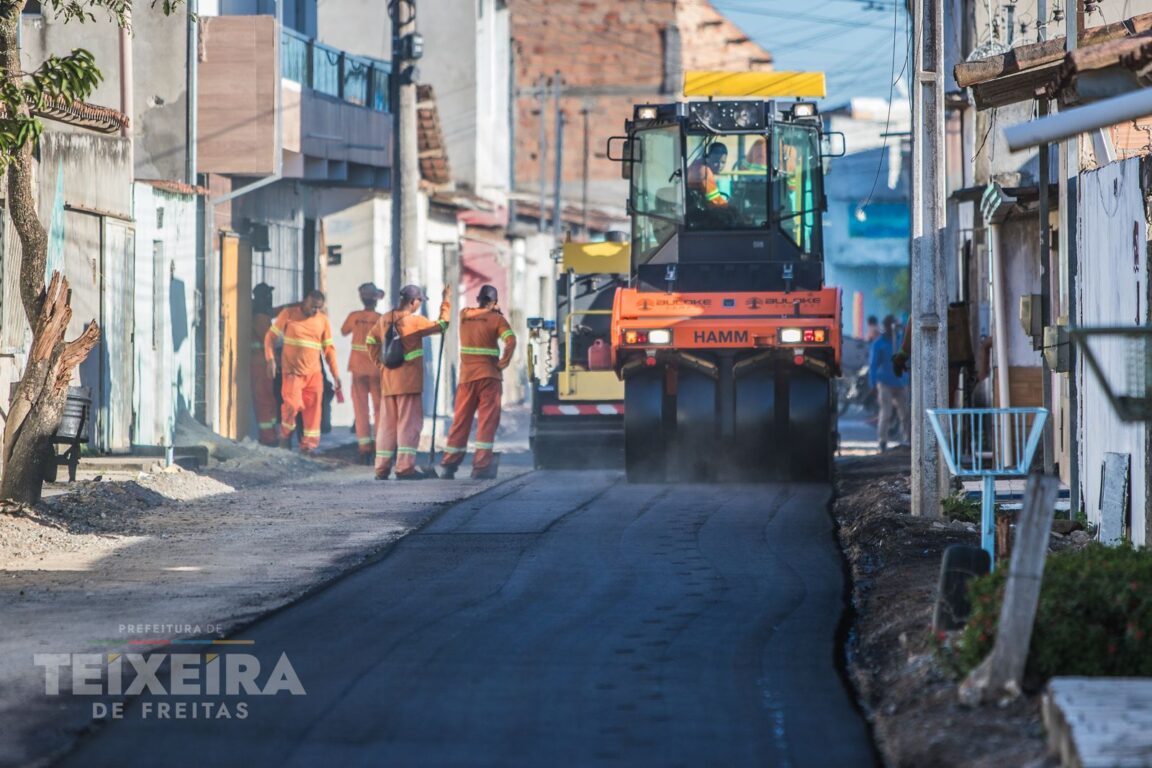 Obra de pavimentação no bairro Luiz Eduardo
