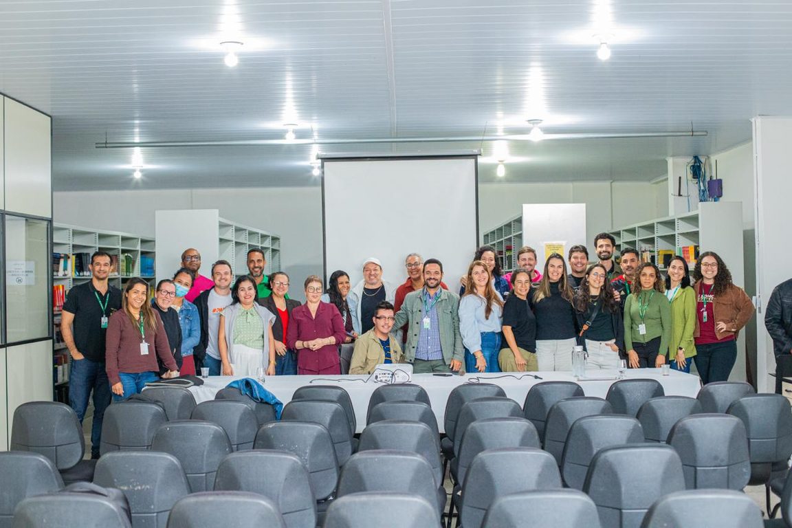 Grupo de educadores participa de formação sobre educação inclusiva