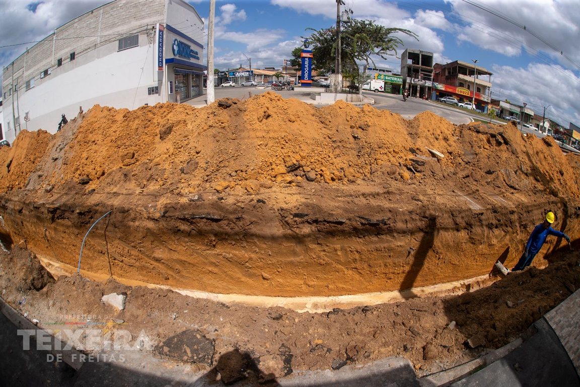 Teixeira de Freitas inicia drenagem e pavimentação na Rua Mauá, Bahia 6 Detalhes das obras na Rua Mauá