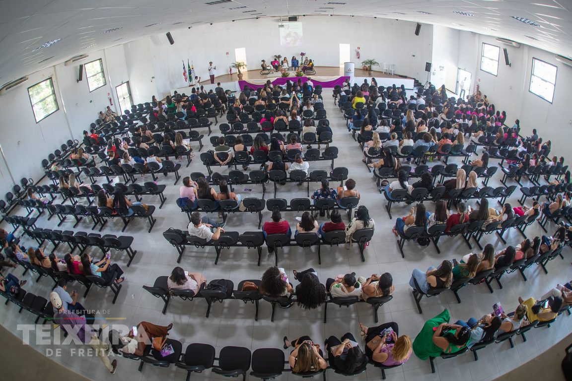 Auditório com participação feminina