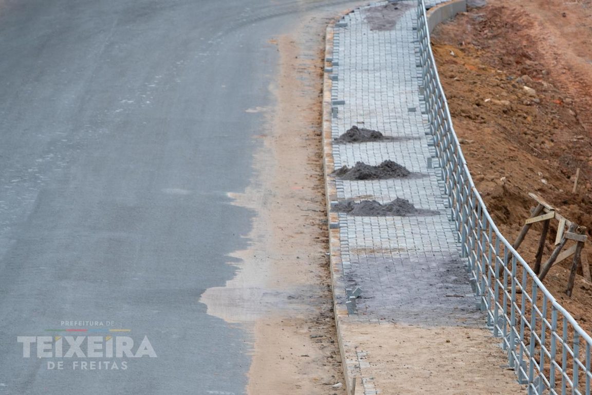 Trecho da via com calçadas largas
