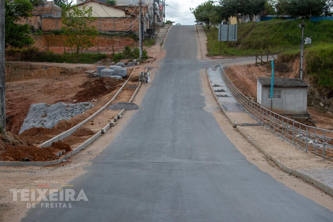 Detalhe da calçada e do piso novo