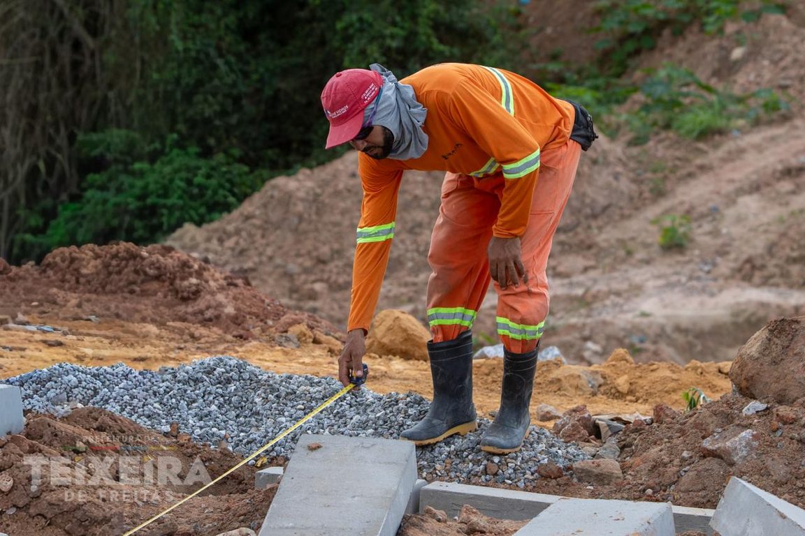Obra de macrodrenagem na via