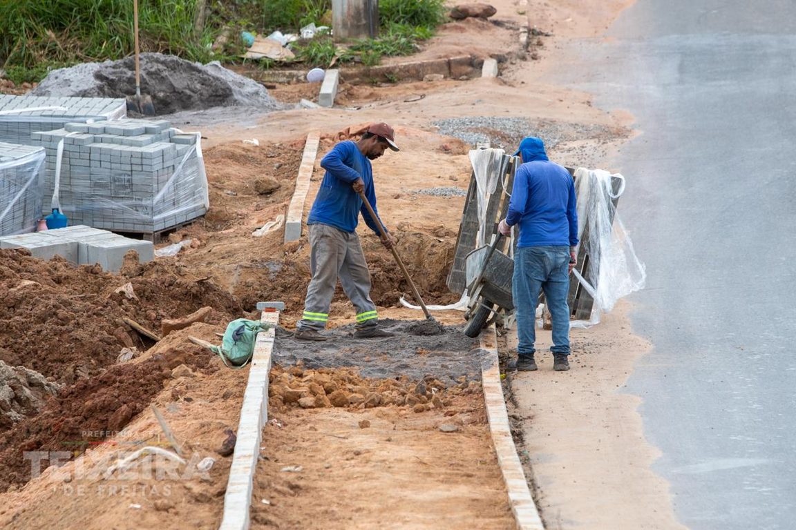 Ladeira Padre Anchieta em Teixeira de Freitas com novas calçadas e pavimentação
