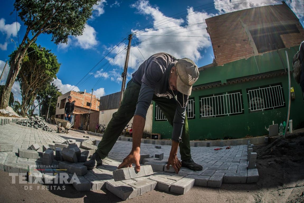 Prefeitura de Teixeira de Freitas entrega pavimentação com bloquete intertravado na comunidade Palhinha - Bahia 6 Obra de pavimentação Palhinha