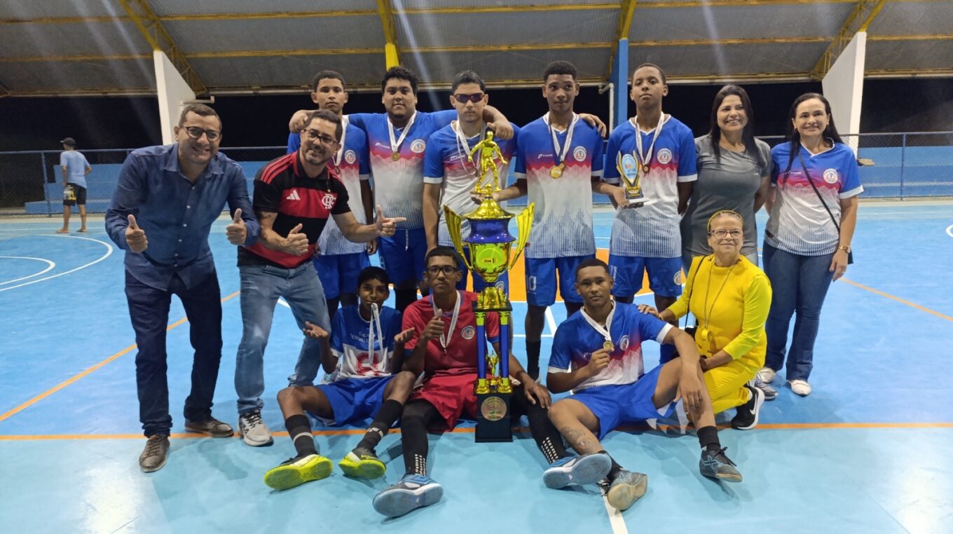 EJA: Jogos Escolares promovem esporte e integração em Teixeira de Freitas, BA 10 Equipe campeã recebendo homenagem