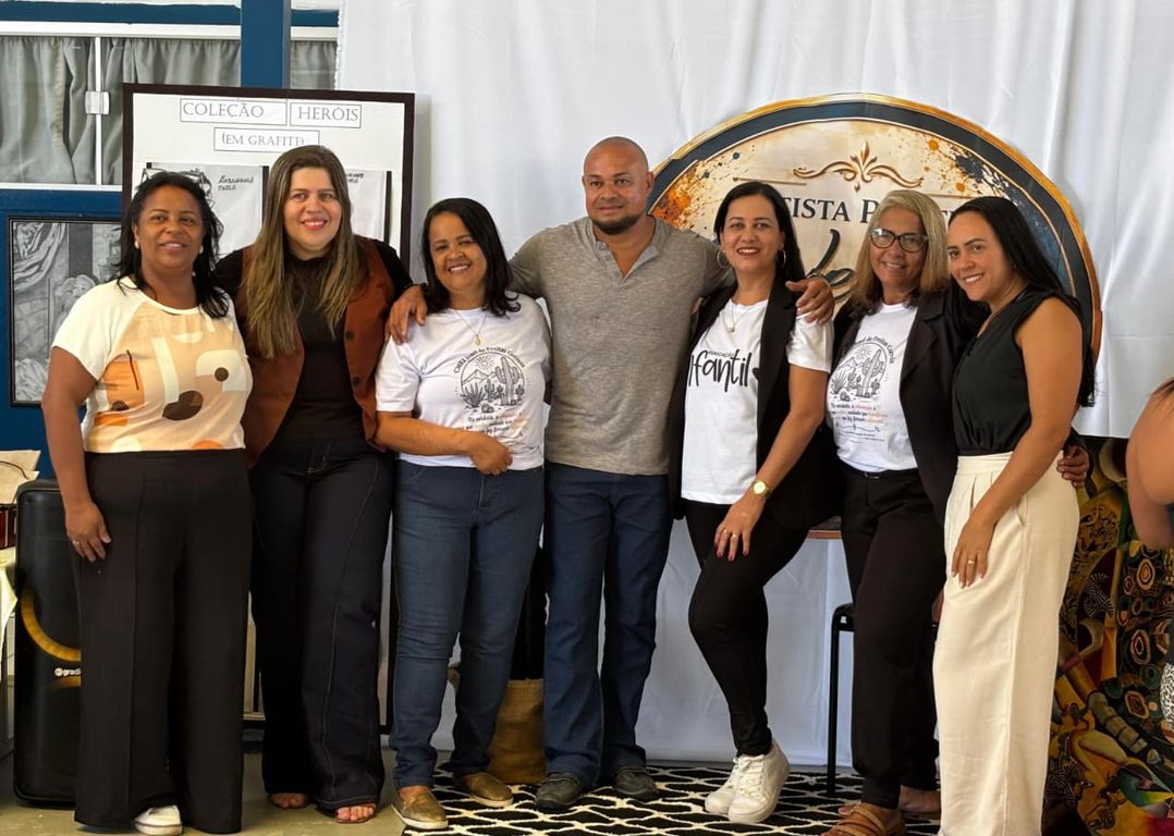 Artista em interação com alunos