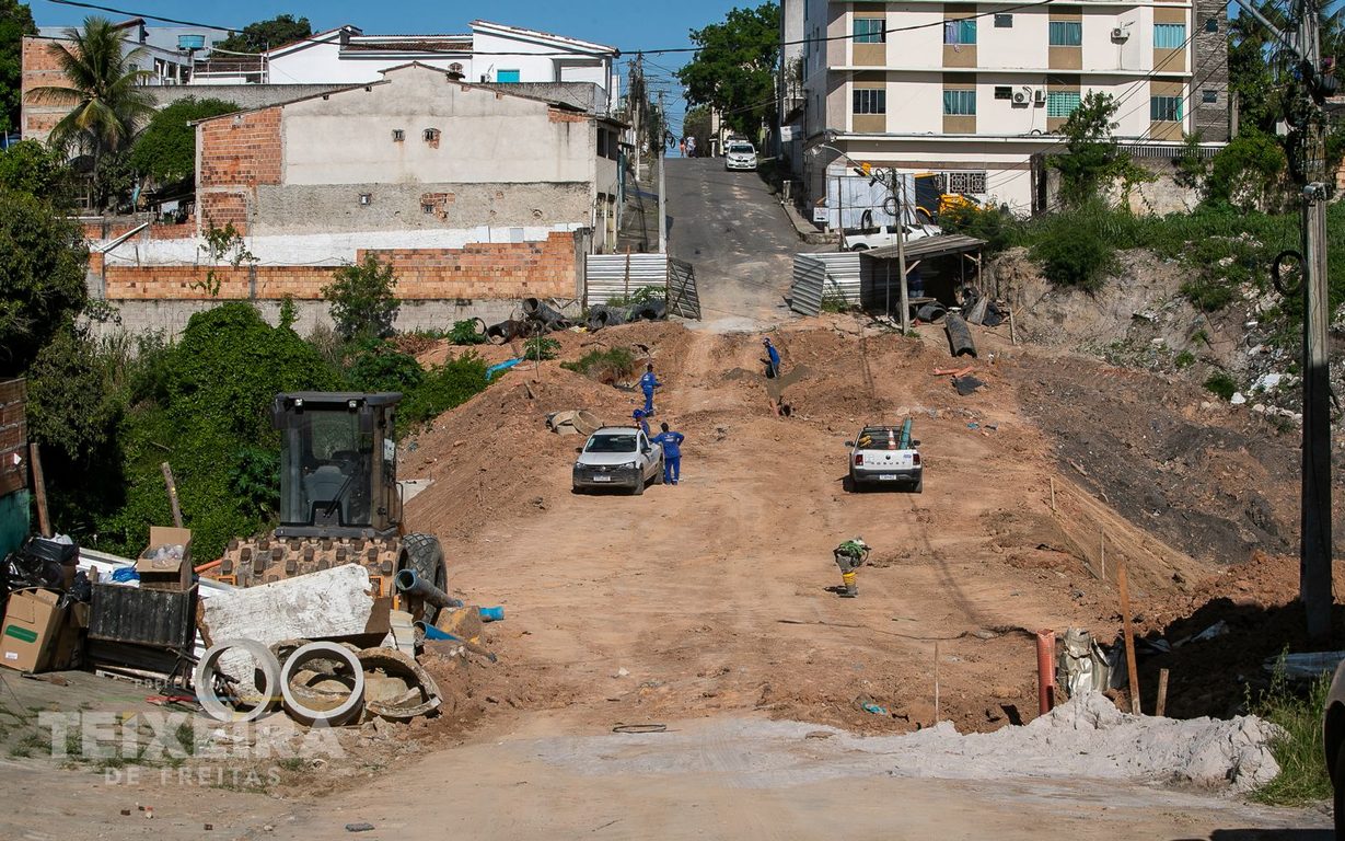 Drenagem avança na Ladeira do Santa Rita e inicia pavimentação em Teixeira de Freitas (BA) 8 Trabalhos de drenagem na via