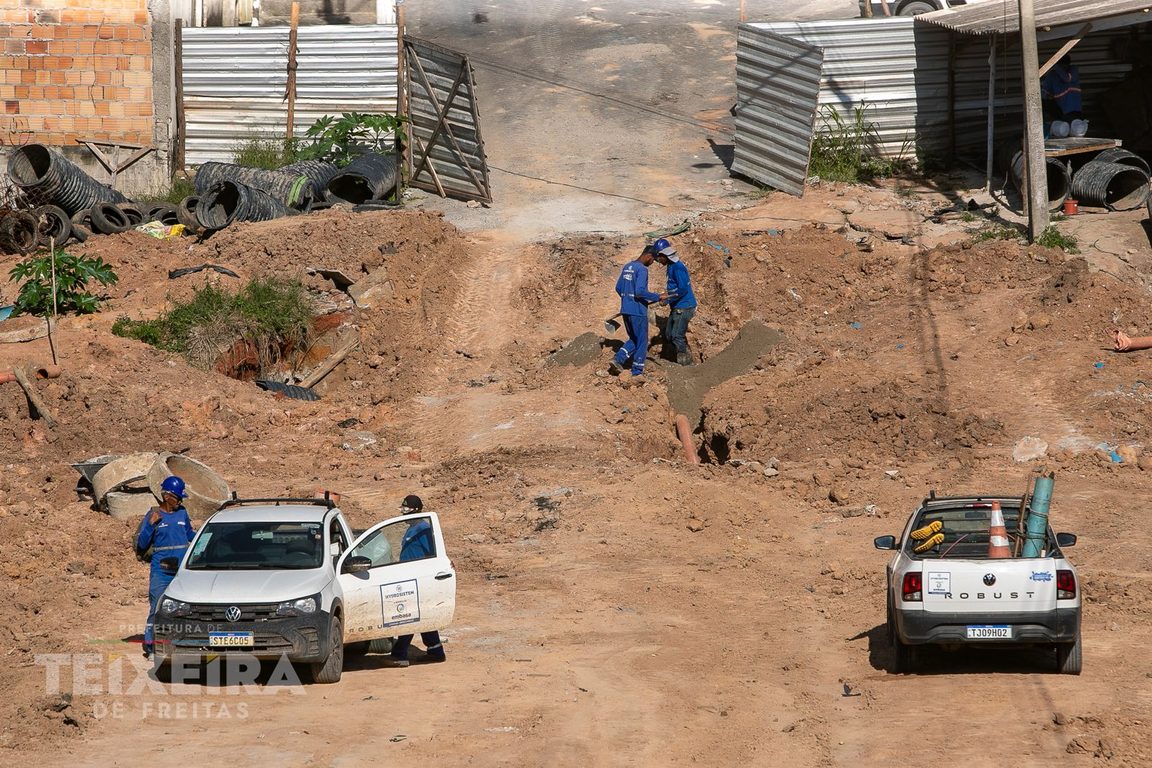 Drenagem avança na Ladeira do Santa Rita e inicia pavimentação em Teixeira de Freitas (BA) 9 Equipe trabalha na preparação da via