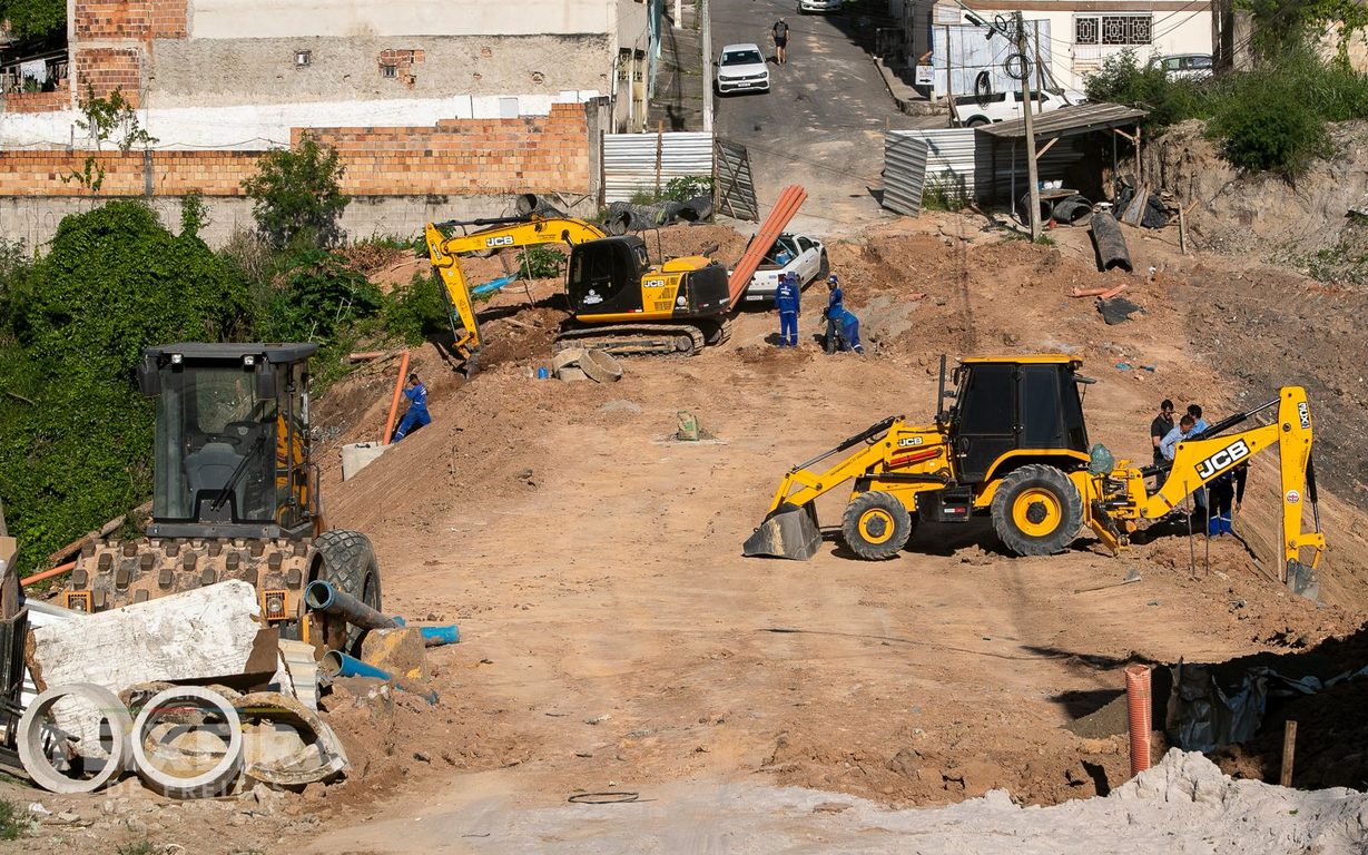 Drenagem avança na Ladeira do Santa Rita e inicia pavimentação em Teixeira de Freitas (BA) 7 Obra na Rua Ipiranga - Ladeira do Santa Rita
