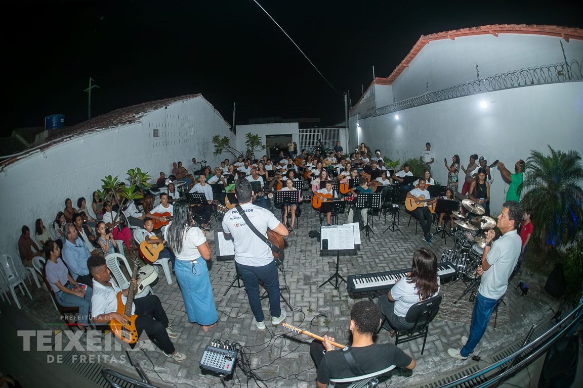 Alunos de violão se apresentam na Casa da Cultura de Teixeira de Freitas, BA 10 Alunos participando da Aula Pública de Violão