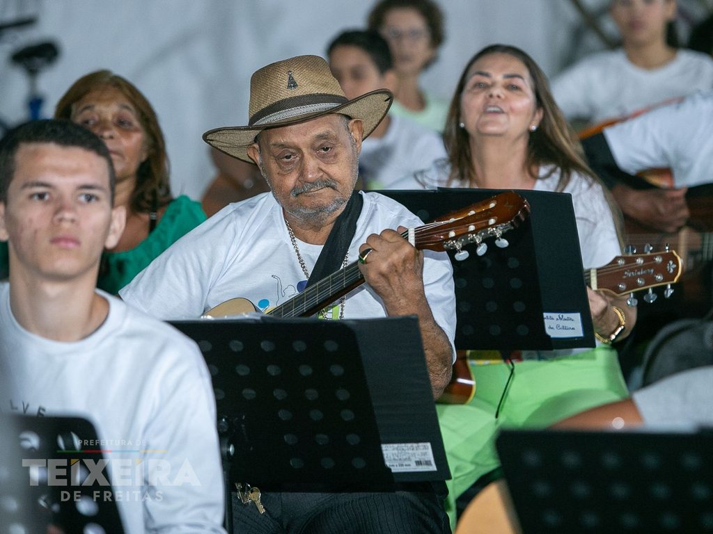 Alunos de violão se apresentam na Casa da Cultura de Teixeira de Freitas, BA 11 Alunos em prática de violão em sala da Casa da Cultura