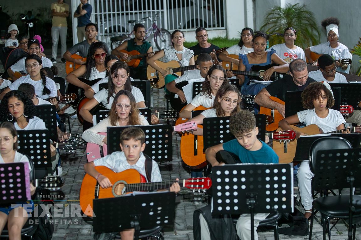 Alunos de violão se apresentam na Casa da Cultura de Teixeira de Freitas, BA 12 Grupo de alunos durante a apresentação de fim de módulo
