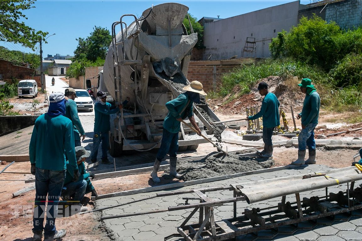 Obras de pavimentação em Teixeira de Freitas