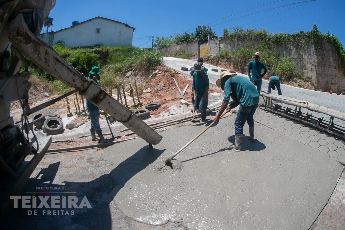 Equipe executando pavimentação