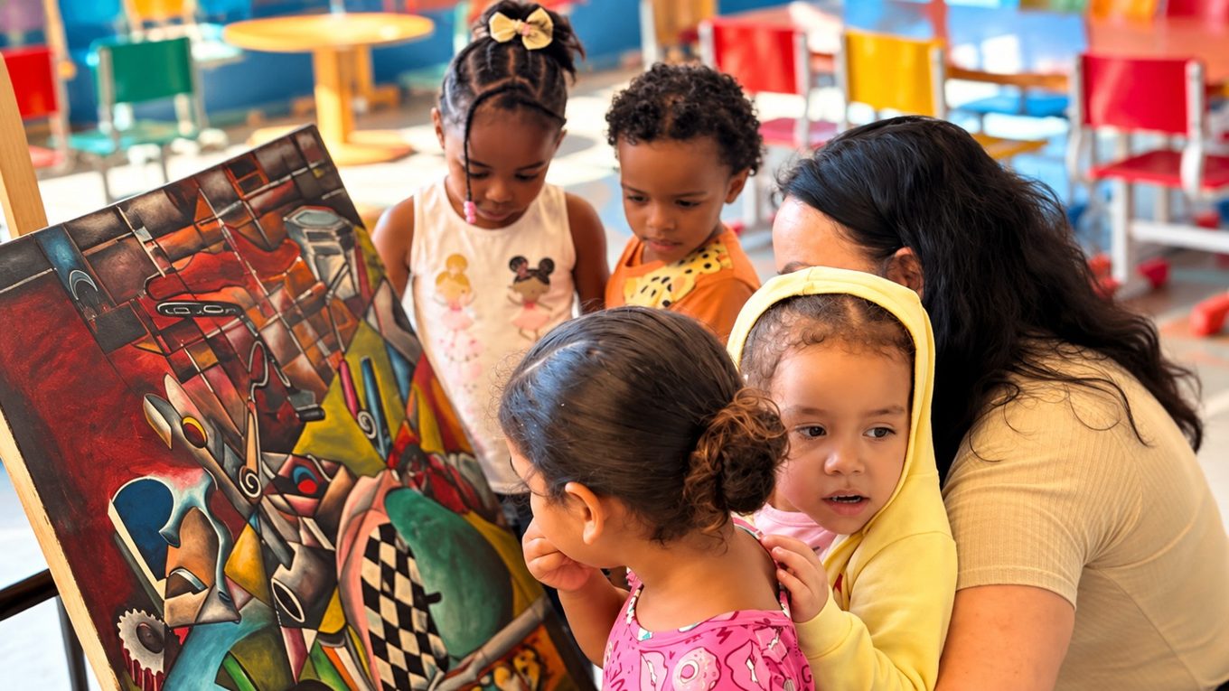 CMEI Isael de Freitas Correia promove encontro entre crianças, famílias e artista plástico local em Teixeira de Freitas (BA) 9 Wesley Brizon com crianças no CMEI Isael de Freitas Correia
