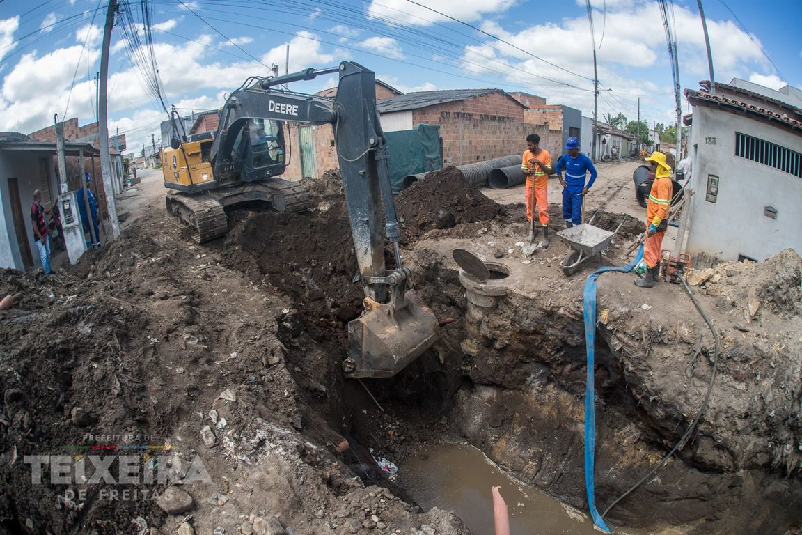 Obra de drenagem pluvial no bairro Luiz Eduardo