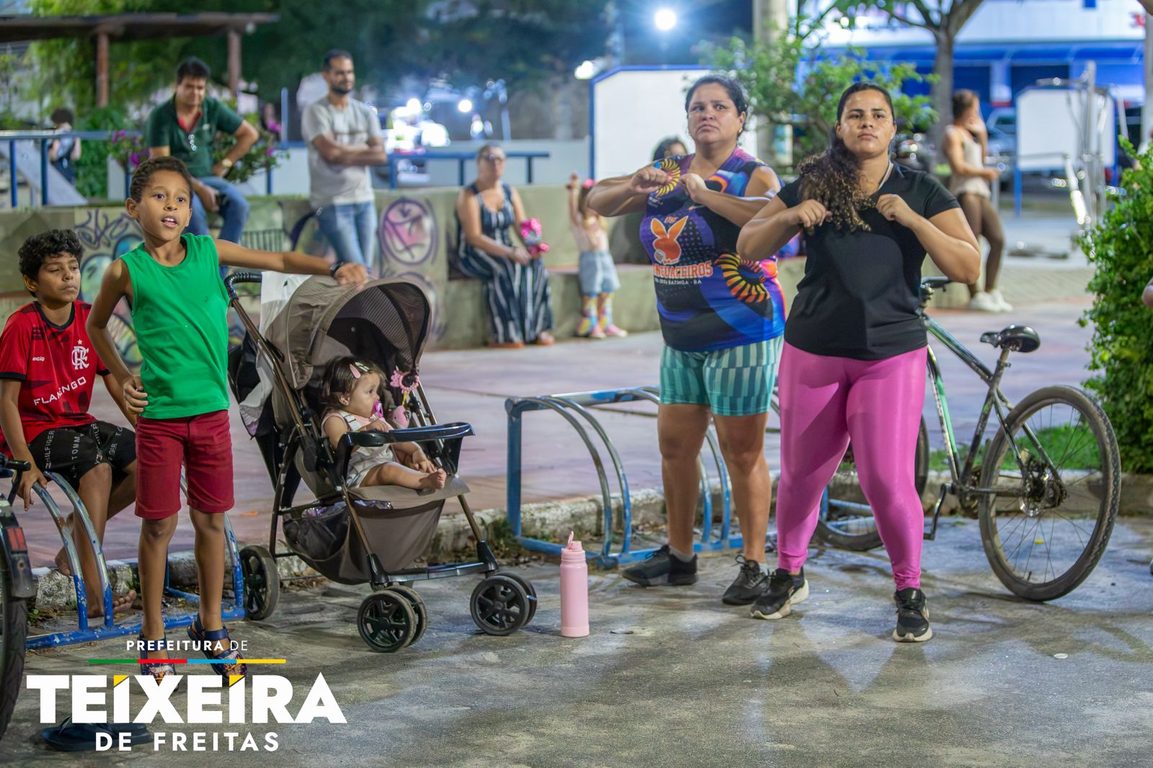 Teixeira de Freitas: noite de dança na praça reúne mais de 65 pessoas 28 WhatsApp Image 2026 10 24 at 12.39.41 1